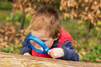Child magnifying glass_ photographer